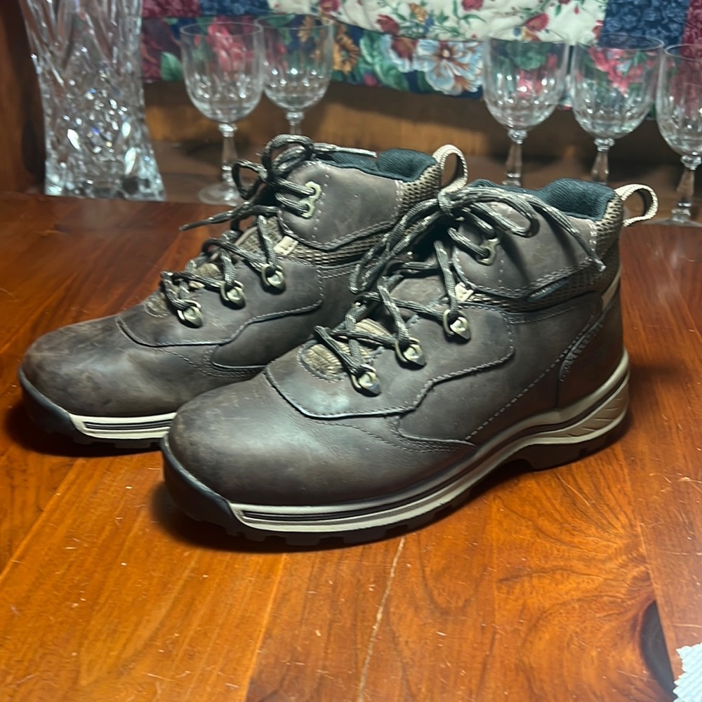 Timberland Girls mid rise waterproof leather hiking boots. Size 4 1/2
